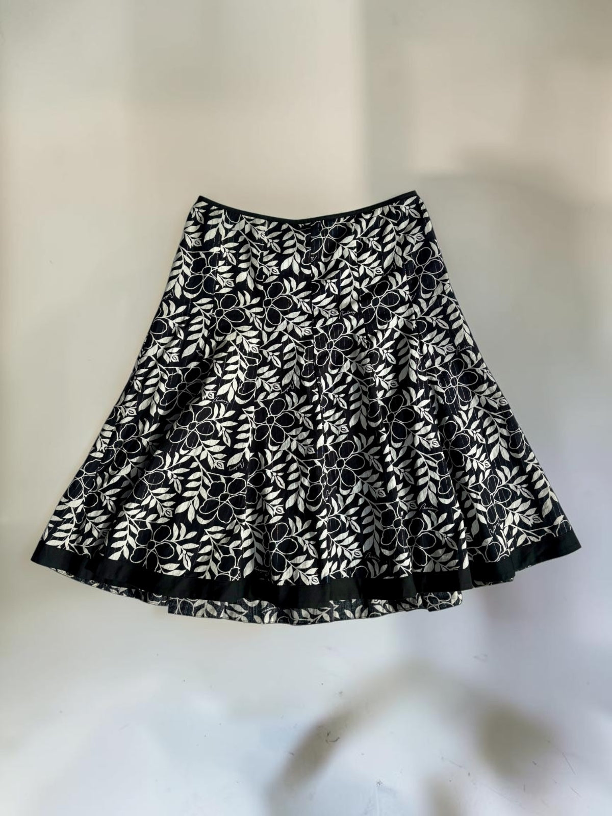 Vintage Burberry black and white floral pleated skirt detail