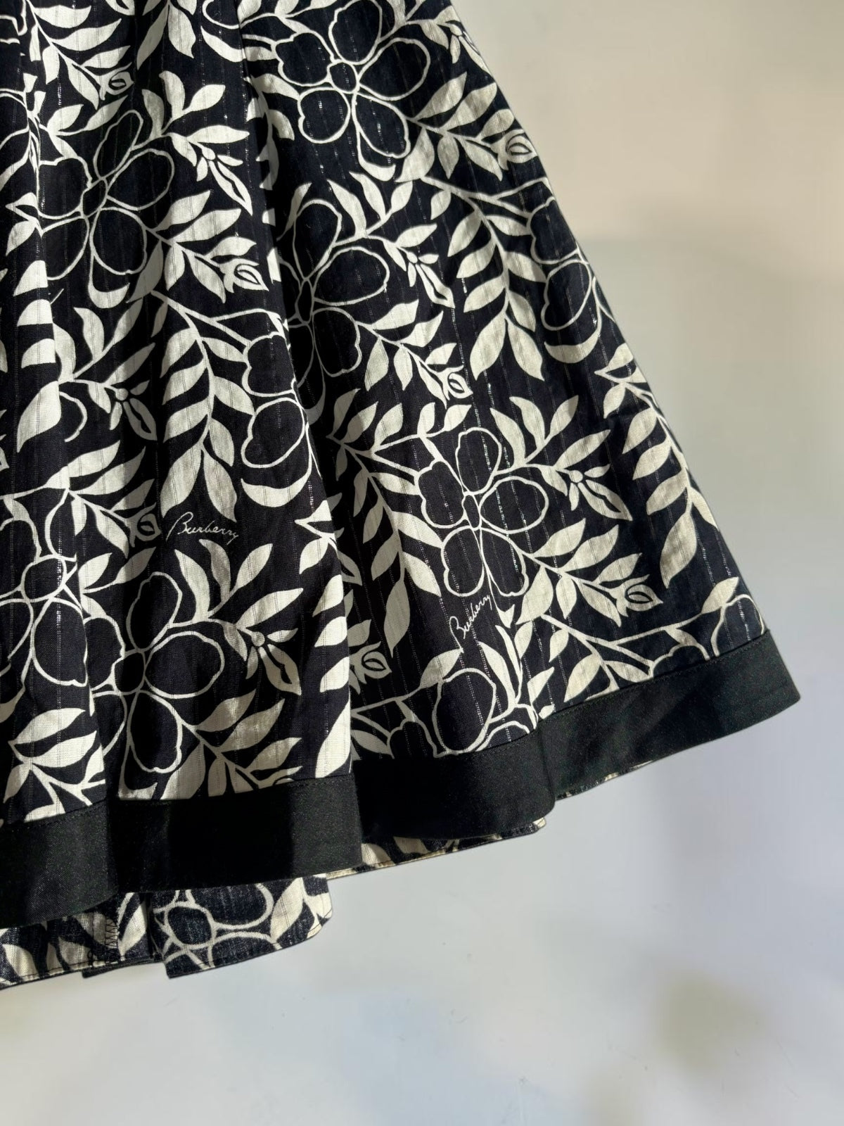 Vintage Burberry black and white floral pleated skirt label