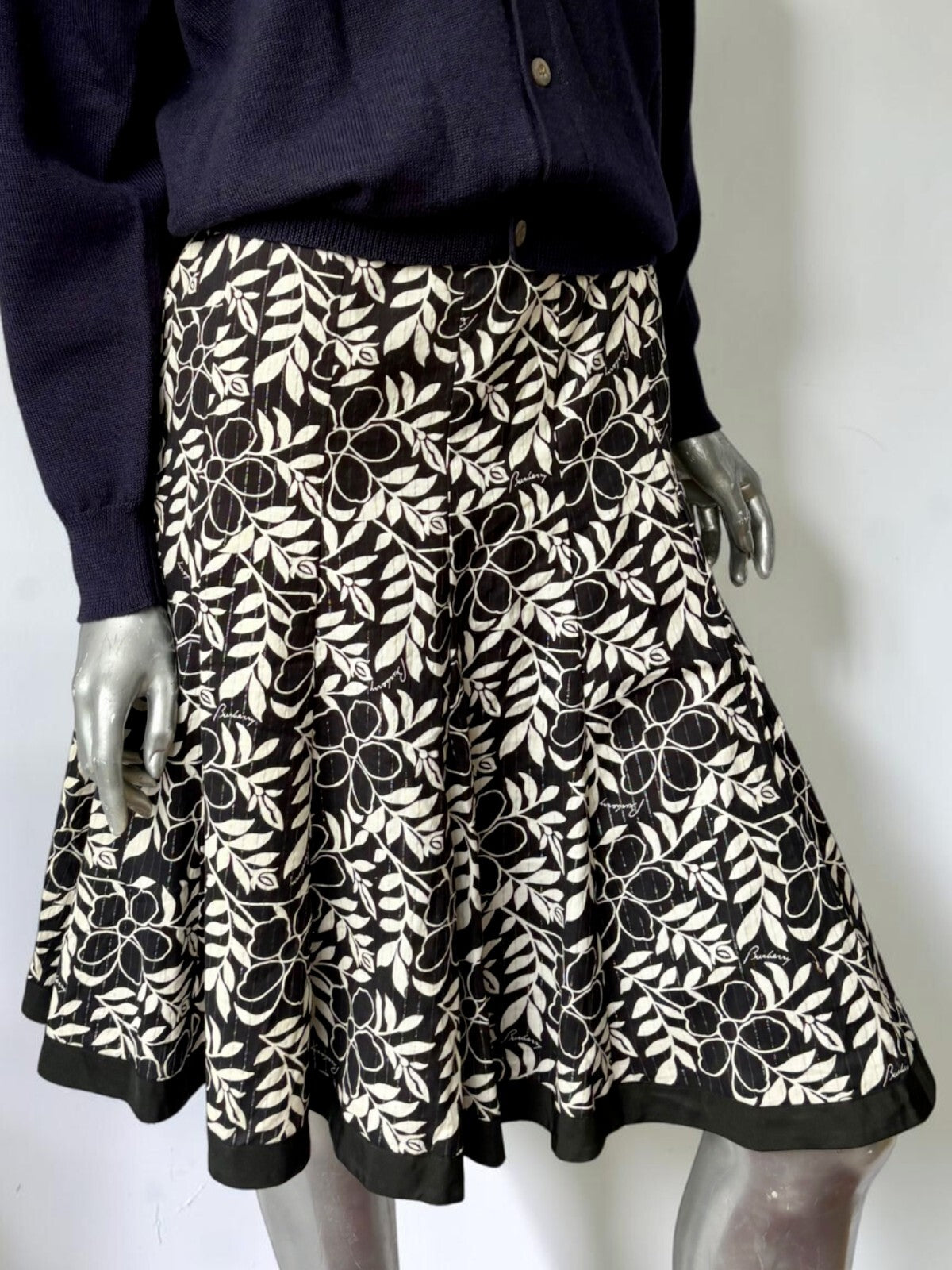 Vintage Burberry black and white floral pleated skirt