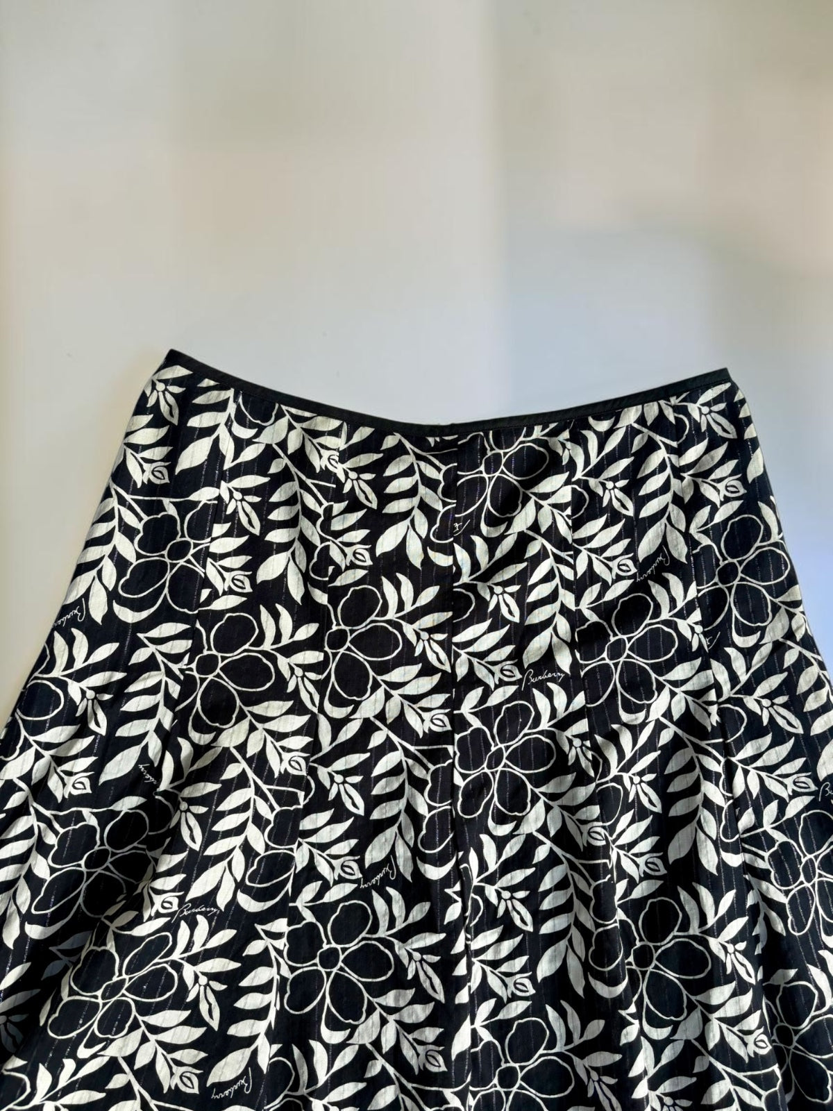 Vintage Burberry black and white floral pleated skirt fabric print