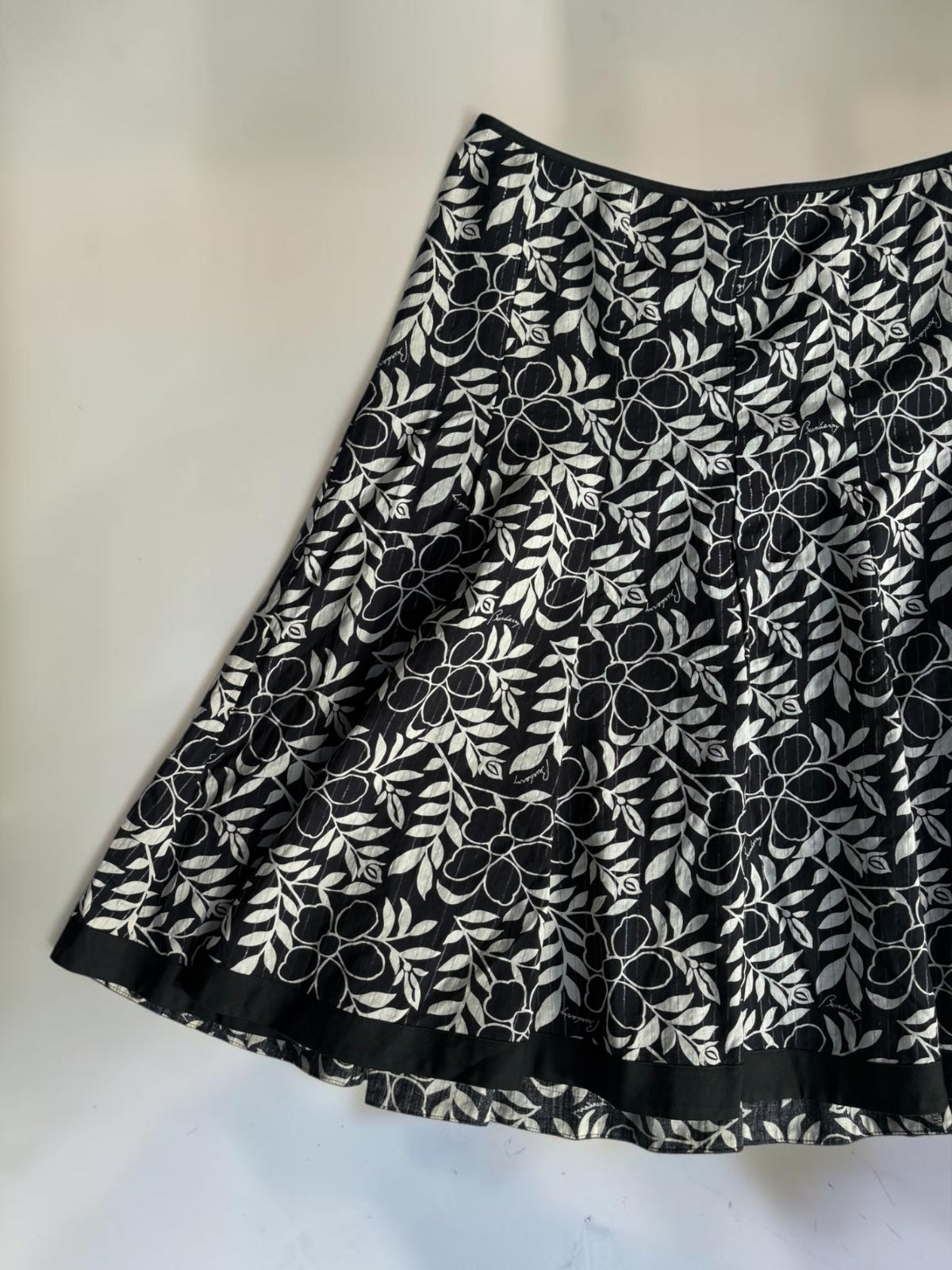 Vintage Burberry black and white floral pleated skirt close up